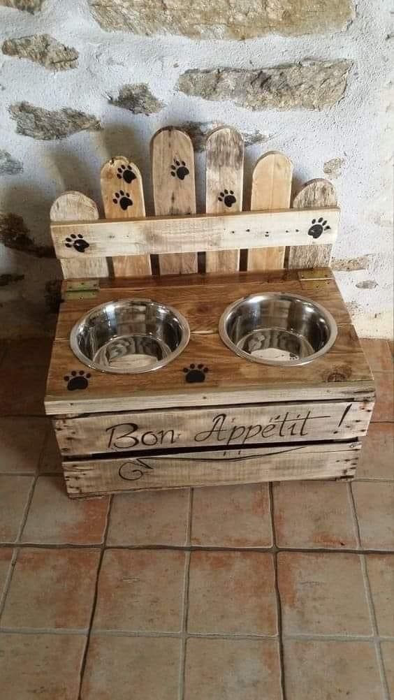 Charming DIY Wooden Pet Feeding Station