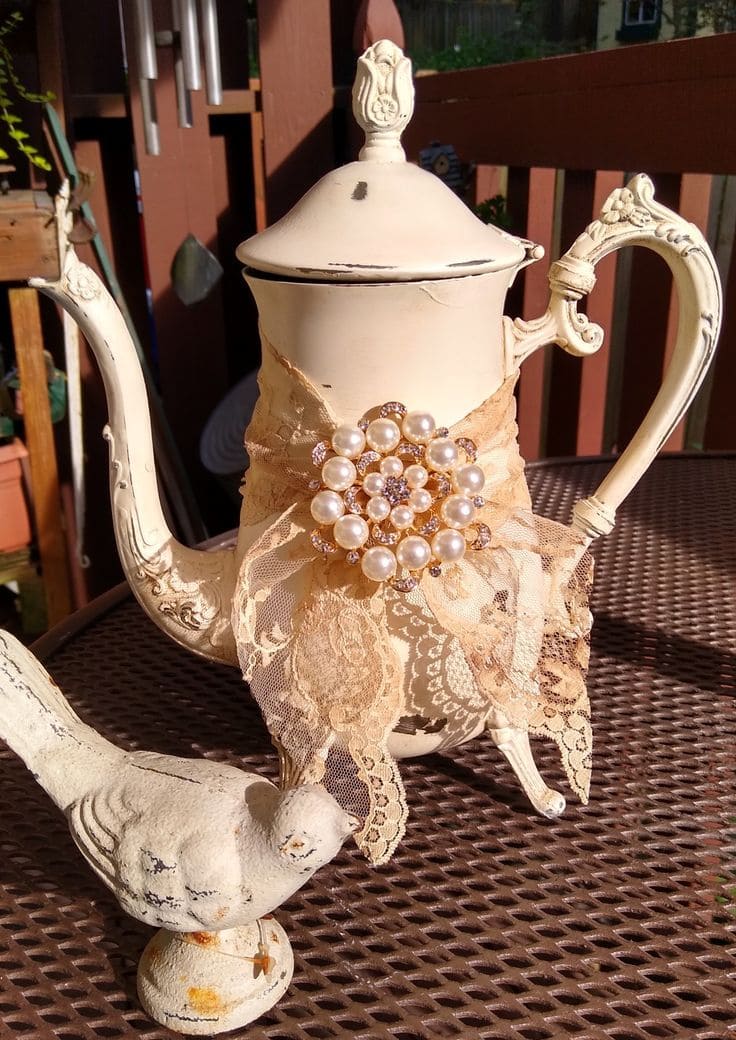 Elegant Vintage Teapot Table Decor