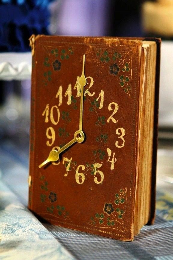 Timeless Vintage Book Clock Design