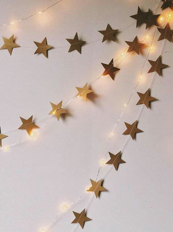 Twinkling Star Garland with Golden Glow